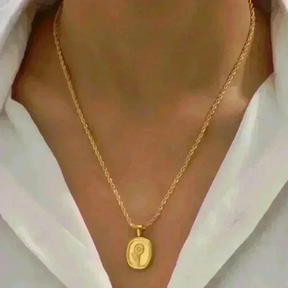 18k Gold Filled Flower Medallion Necklace - Picture 3 of 3